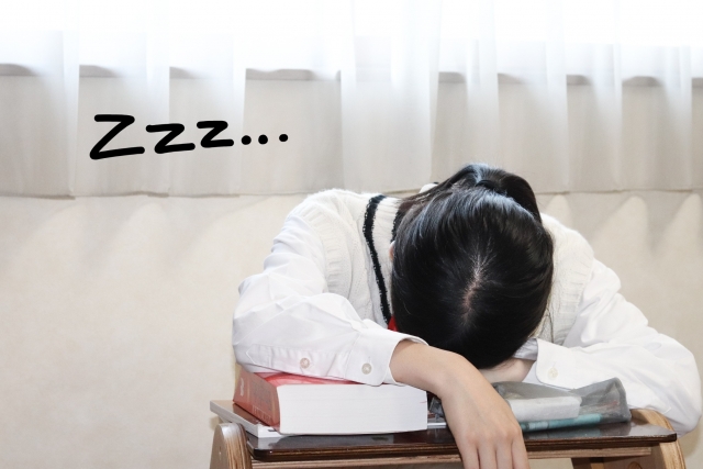 勉強中に眠くなるのはなぜ？眠気の原因と防止対策