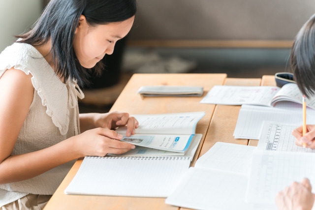 中学受験の英語は「いつから」が正解？算数・国語を守るための「やらない勇気」と戦略的活用術