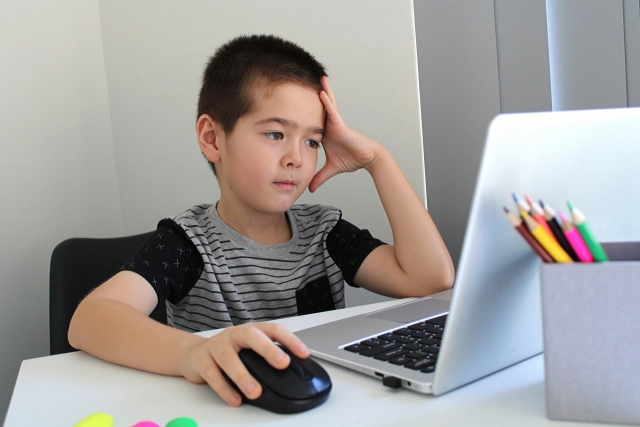 Google Meetが重い！オンライン授業を止めないための、保護者向け「速効」改善3分ガイド